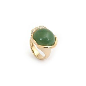 Cocktail ring with cabochon-cut green agate and diamonds in 18 karat yellow gold