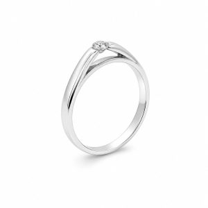 Classic solitaire ring with diamond