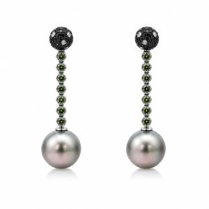 Earrings with green and black diamonds and grey pearls